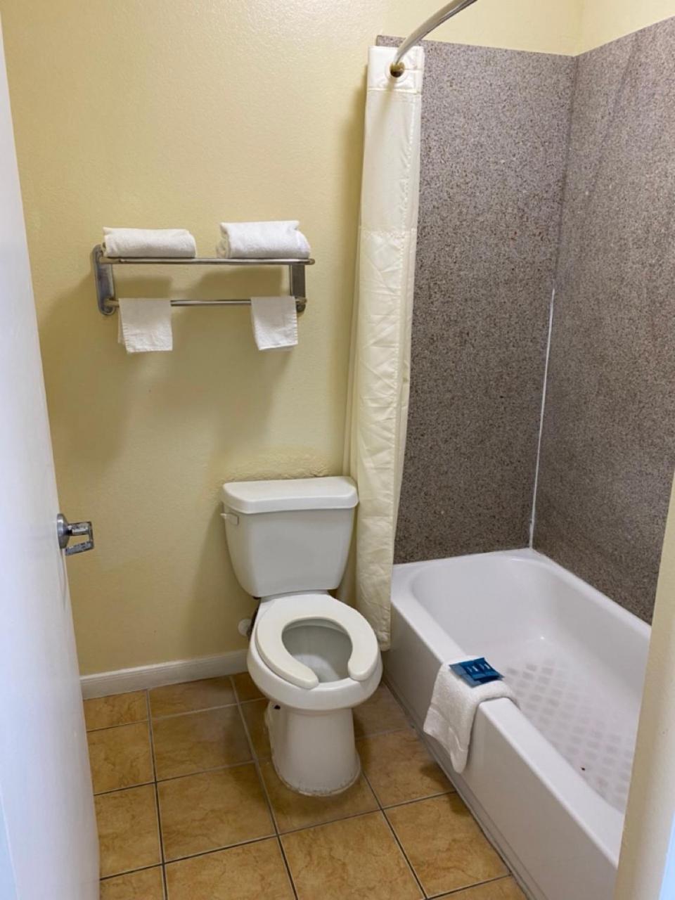 Relax Inn & Suites Angleton Esterno foto