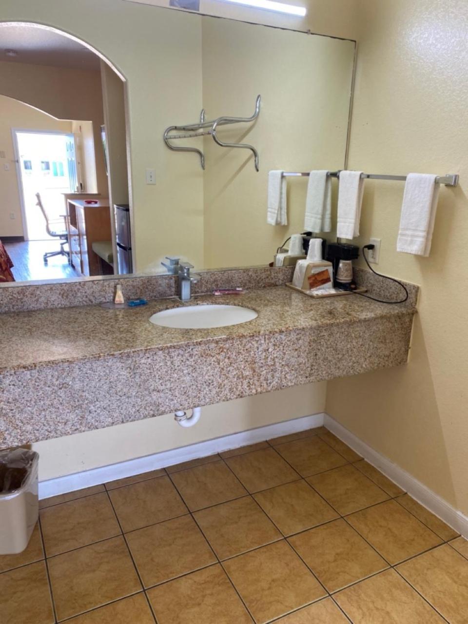 Relax Inn & Suites Angleton Esterno foto